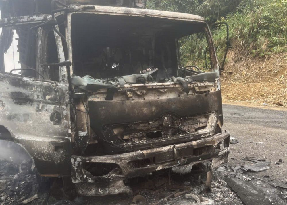 Xe tải bốc cháy khi đang lưu thông trên tuyến đèo Khánh Lê